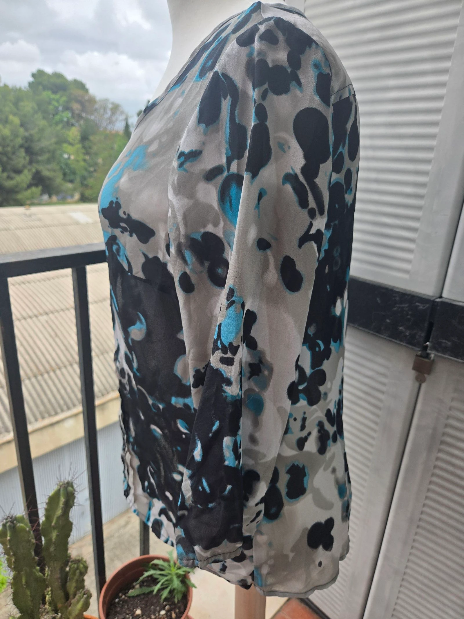 Camisa feminina estampa grafite – photo 2